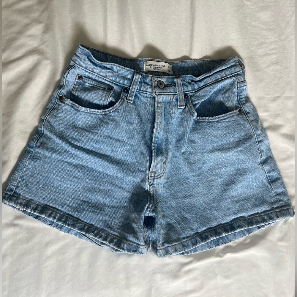 Abercrombie the 4” mom short high rise curve love